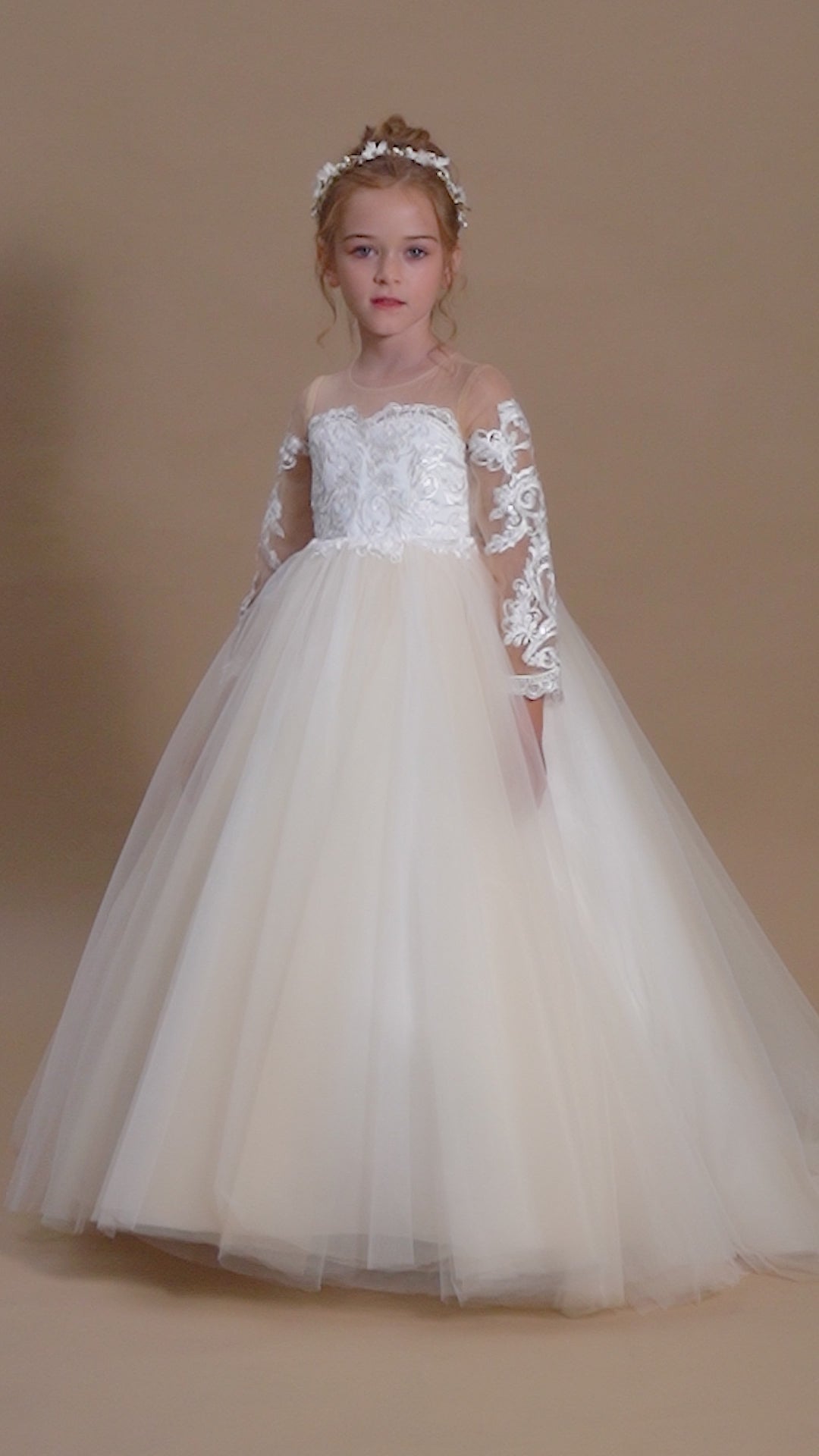Ball Gown Long Sleeve Scoop Neck Floor-Length Sweep Train Tulle/Lace Flower Girl Dresses/First Communion Dress With Appliques Girls Gidiondress